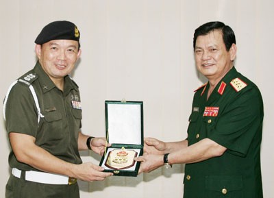 Thượng tướng Nguyễn Thành Cung trao biểu tượng tặng Bộ tư lệnh Quân cảnh các LLVT Xin-ga-po.